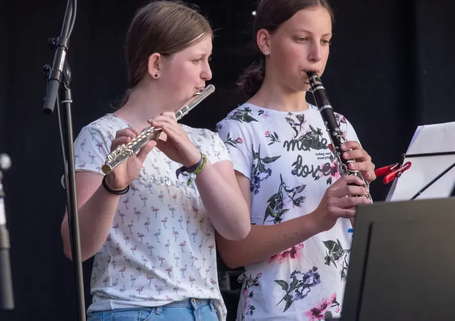 Zwei junge Mädchen spielen gemeinsam Querflöte auf dem Fest der JMS Bad Waldsee